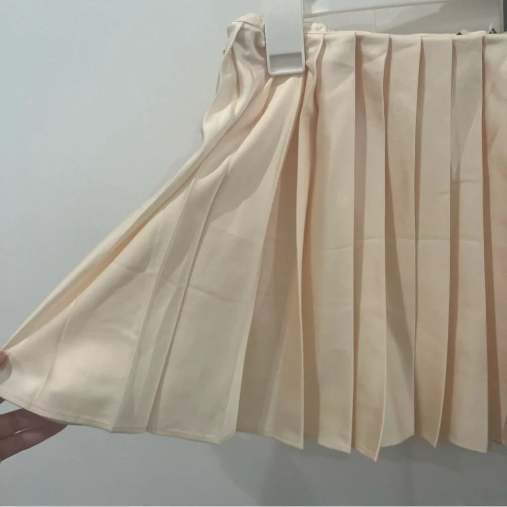 SOLD House of CB Ivory Pleated Satin Mini Skirt Emira size S - Picture 5 of 9